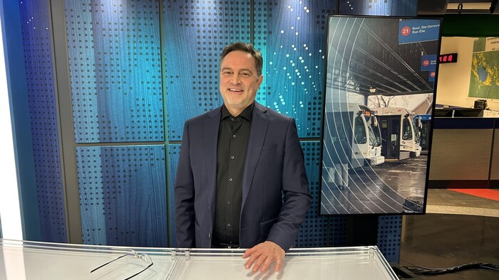 Jean-Luc Roberge prend la pose sur un plateau de télévision.