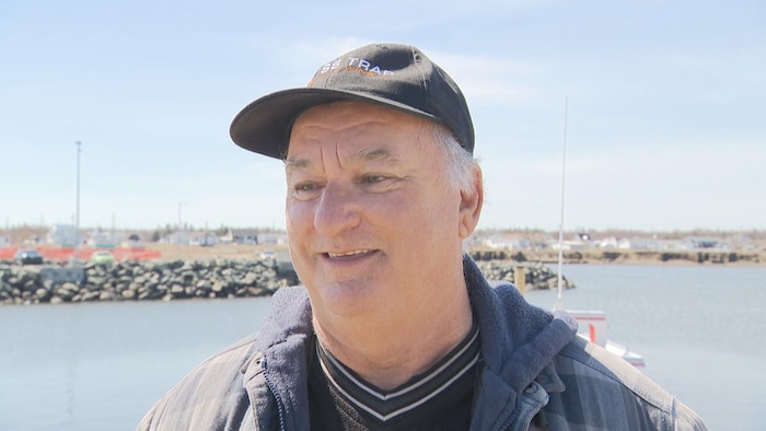 Un pêcheur au quai d'Anse-Bleue