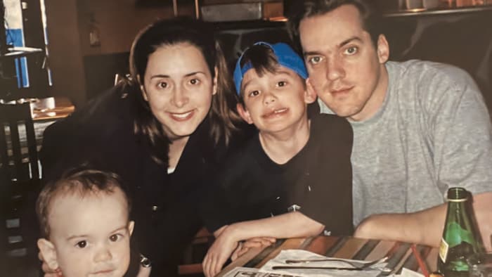 La famille plose pour un portrait à table.