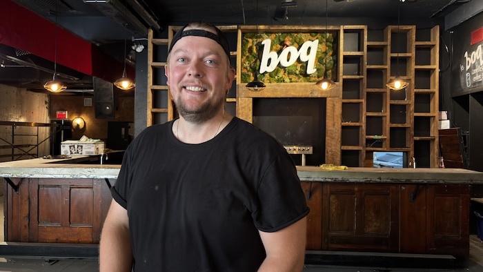 Jean-Michaël Guay est dans la microbrasserie.