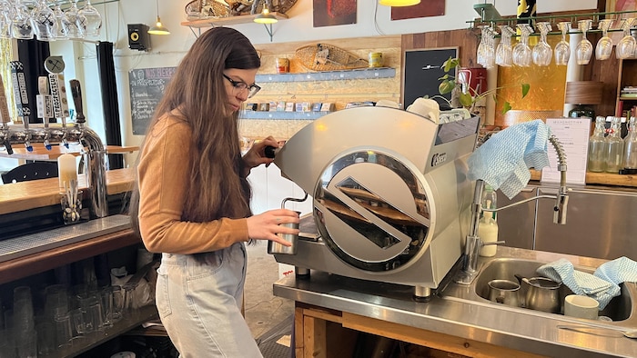 Maude Lafleur dans son restaurant.