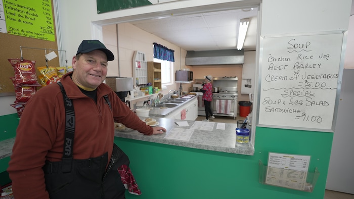 Un motoneigiste attend sa commande au comptoir.