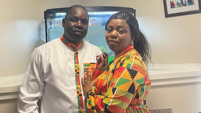 Jean Mutombo et Maguy Dorcas Nzumba Mutebaen train de poser dans leur salon.