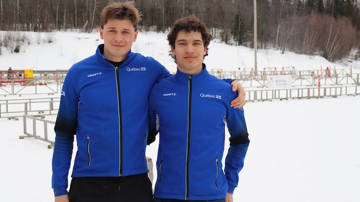 Ils posent bras dessus, bras dessous, devant la zone de départ des compétitions au Centre Myriam-Bédard. 