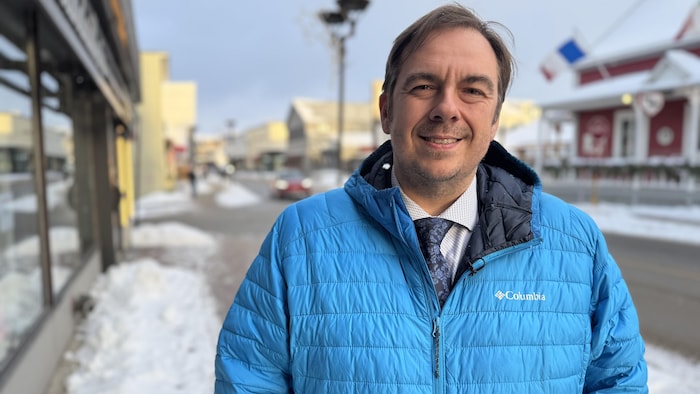 Le directeur général de la chambre de commerce et d'industrie Rimouski-Neigette, Jean-Nicolas Marchand prend la pose sur un trottoir de la rue St-Germain Est, à Rimouski.