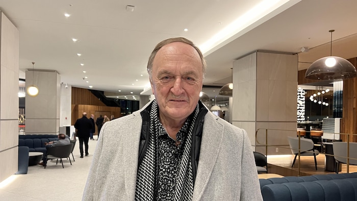 Jean-Paul Gagné dans le lobby de l'hôtel Hilton à Québec.