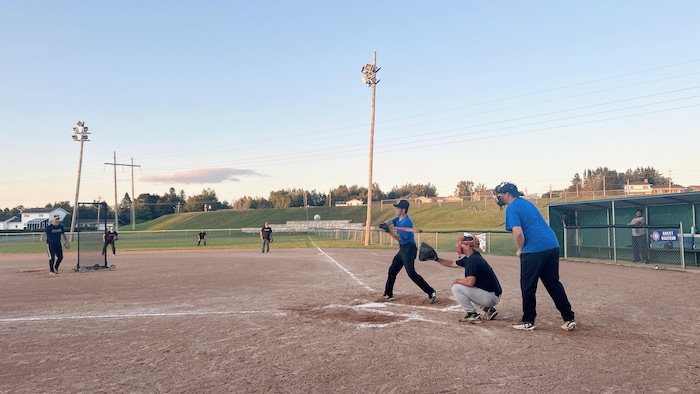 Des hommes sur un terrain de baseball.