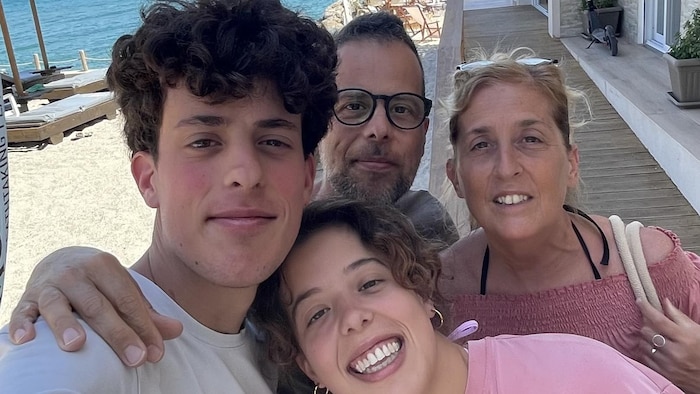 Un garçon, une fille et leurs parents.