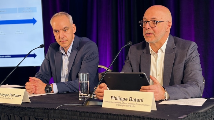 Deux hommes en constituent de presse