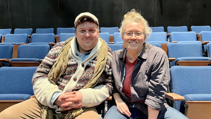 Jean-Philippe Rioux-Blanchette et Marie-Hélène Massy Émond posent dans les sièges du Centre du Théâtre d'Aujourd'hui.