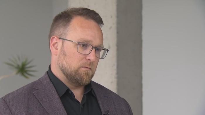 Jean-Philippe Robitaille parle aux journalistes.