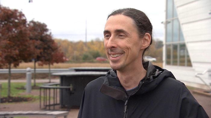Jean Philippe Sapinski, souriant, de profil.