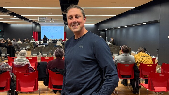 Le portrait d'un homme dans une assemblée publique.