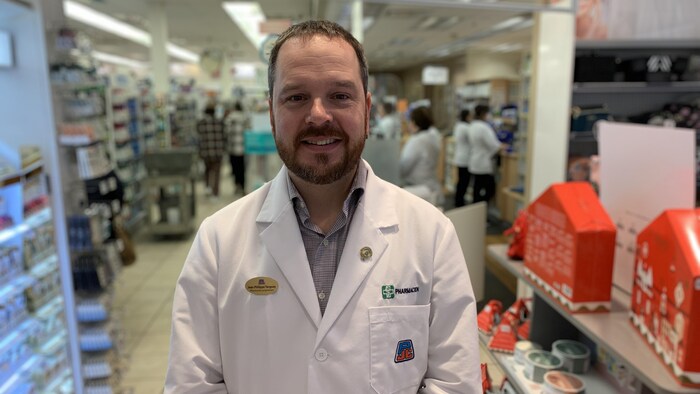 Jean-Philippe Tanguay à l'intérieur de sa pharmacie.