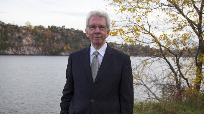 Jean-Pierre Blackburn devant la rivière Saguenay
