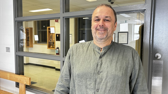 Portrait du directeur du Centre de formation professionnelle de Mont-Joli, Jean-Pierre Doucet. 