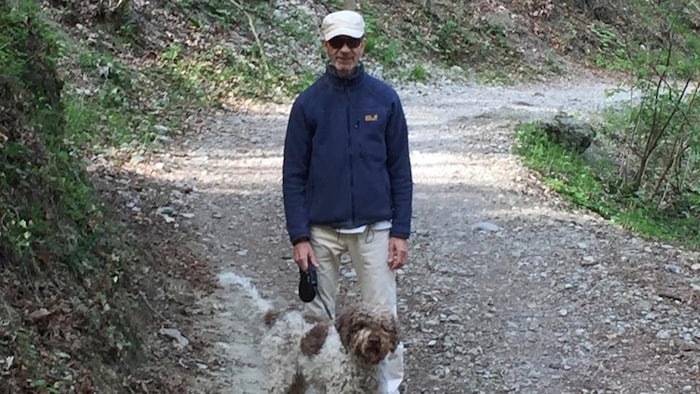 Jean-Pierre Dubé en randonné avec son chien.