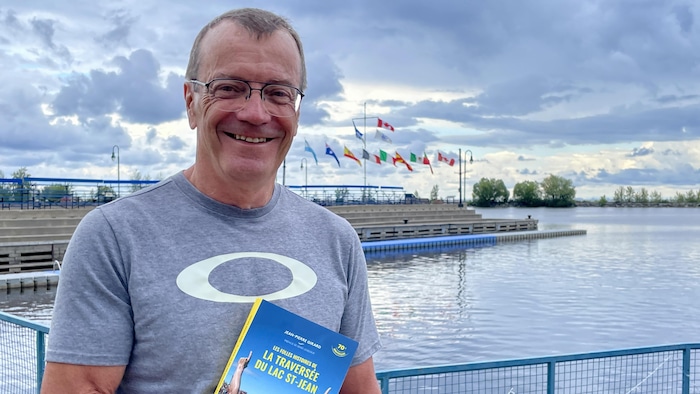 Jean-Pierre Girard tient le nouveau livre qu'il publie aux Éditions de l'Homme.