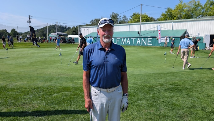 Jean-Pierre Levasseur devant l'allée d'entraînement du Club de golf de Matane.