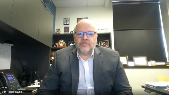 Jean-Pierre Savoie interviewé par vidéoconférence.