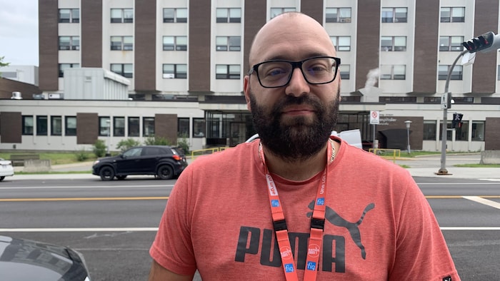 Jean-Sébastien Blais est devant l'hôpital de Rouyn-Noranda.