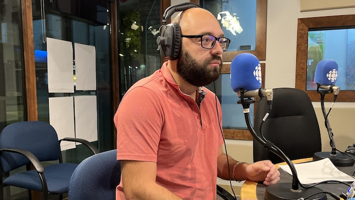 Jean-Sébastien Blais en entrevue à Radio-Canada dans le studio de Rouyn-Noranda.