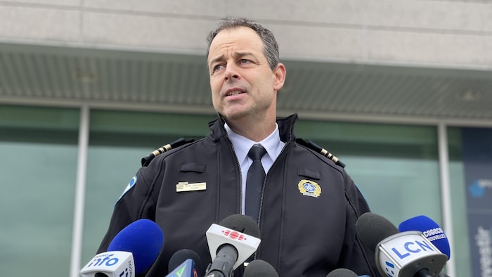 Le commandant Jean-Sébastien Caron en point de presse.