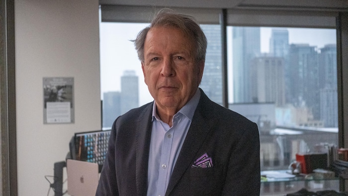 Jean Simard, dans un bureau.