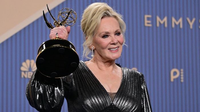 L'actrice américaine Jean Smart tient un trophée.