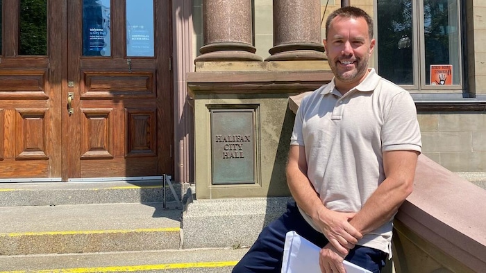 Jean St-Amand devant l'hôtel de ville d'Halifax, en Nouvelle-Écosse.