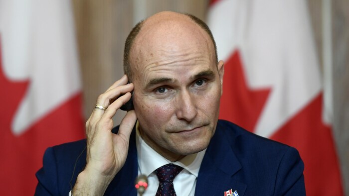 Jean-Yves Duclos en conférence de presse.