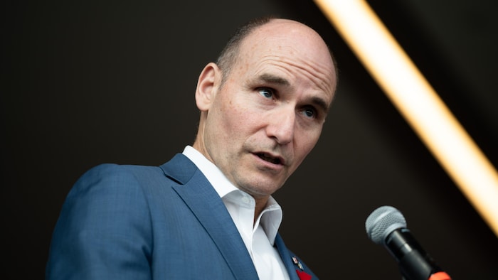 Jean-Yves Duclos parle dans un micro.