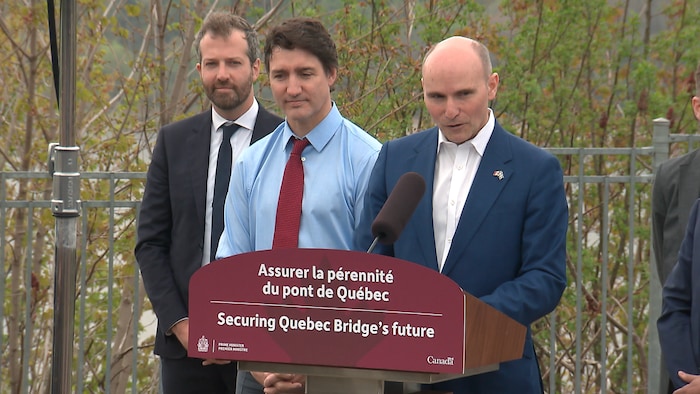 Le ministre Jean-Yves Duclos lors de l'annonce du rachat du pont de Québec.