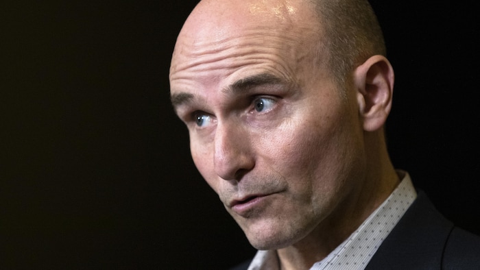 Plan rapproché de Jean-Yves Duclos qui parle.
