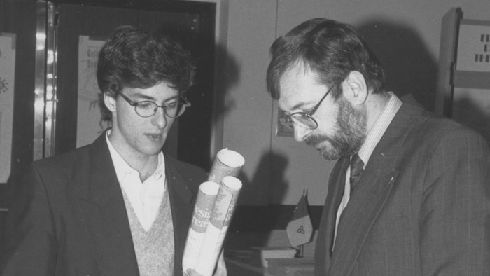 Jean-Gilles Pelletier et Gérard Lévesque lors du Symposium provincial des organismes du patrimoine franco-ontarien, organisé par le Regroupement des organismes du patrimoine franco-ontarien à Sudbury les 15, 16 et 17 février 1991.