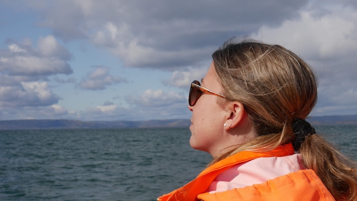 Une femme regarde la mer