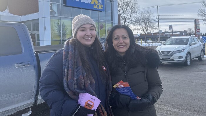 Jeanne Palardy et Ruba Ghazal, devant une épicerie.