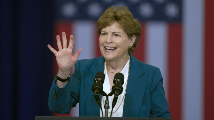 La sénatrice Jeanne Shaheen, D-N.H., s'exprime avant que le président Joe Biden n'arrive pour prononcer un discours sur la réduction du coût des médicaments sur ordonnance, au NHTI Concord Community College, mardi 22 octobre 2024, à Concord, N.H. 