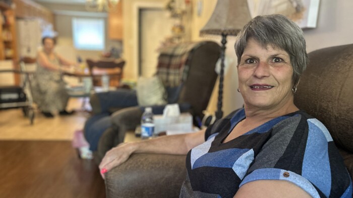 Louisa Ouellette est assise dans un sofa chez Jeannette Cormier.