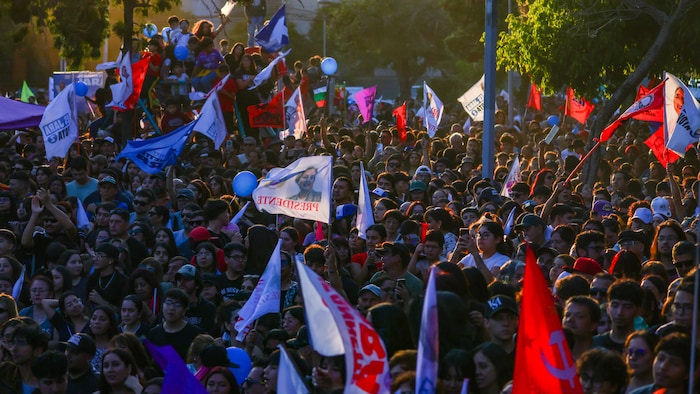 Les partisans de Jeannette Jara, candidate à la présidence de la coalition Unidad Por Chile, agitent des drapeaux lors d'un rassemblement avant le second tour de l'élection présidentielle, le 10 décembre 2025, à Santiago, au Chili.