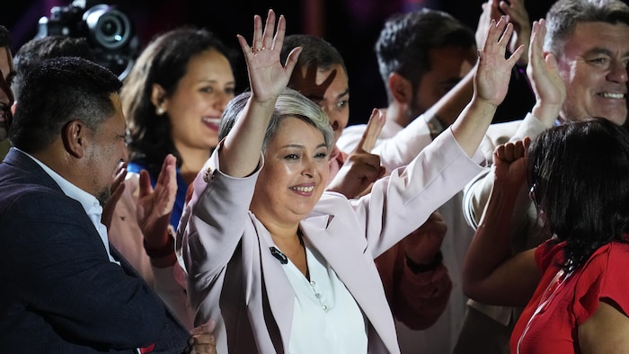 La candidate à la présidence Jeannette Jara, de la coalition Unidad por Chile, salue ses partisans lors d'un rassemblement avant le second tour des élections à Santiago, au Chili, le mercredi 10 décembre 2025. 