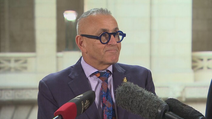 Jeff Bereza parle aux médias à l'intérieur du Palais législatif du Manitoba, le 25 mars 2025.