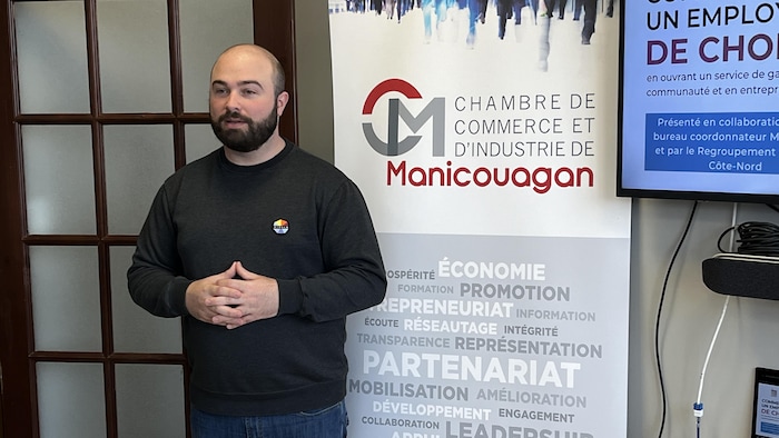 Le président de la Chambre de commerce et d’industrie de Manicouagan, Jeff Dufour Tremblay, tient une présentation.