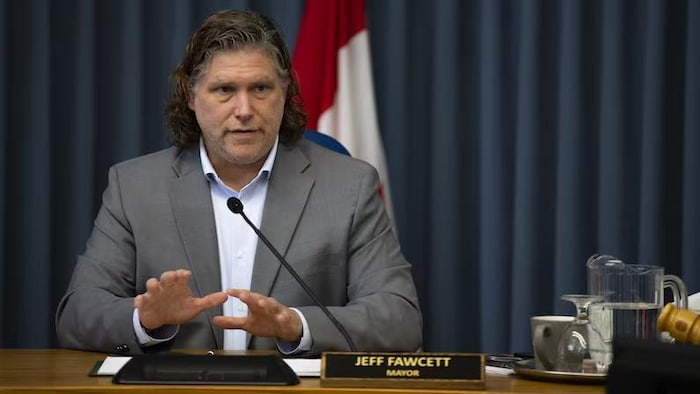 Le maire de Brandon, Jeff Fawcett, en train de parler lors d'une réunion, en janvier 2026.