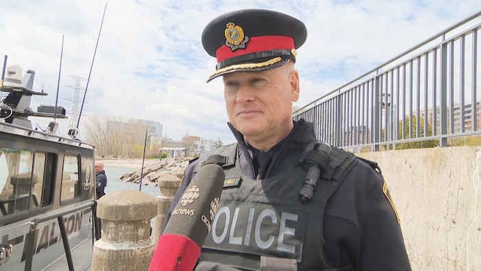 Jeff Hill en uniforme en entrevue.