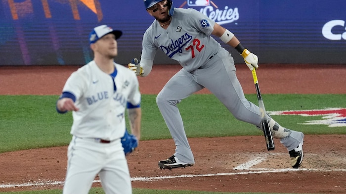 Jeff Hoffman regarde le coup de circuit de Miguel Rojas lors de la neuvième manche du septième match de la Série mondiale de baseball, le samedi 1ᵉʳ novembre 2025, à Toronto.