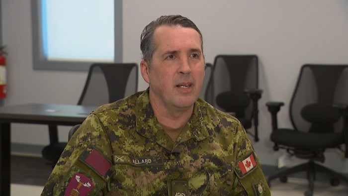 Un homme en uniforme militaire.