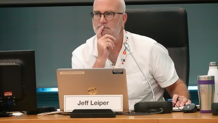  Jeff Leiper est assis à la table du conseil municipal.