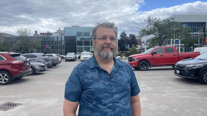 Jeff MacIntyre porte une chemise bleue