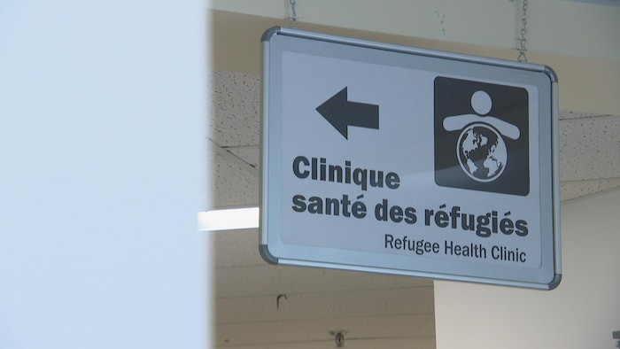Un panneau de la clinique des réfugiés.